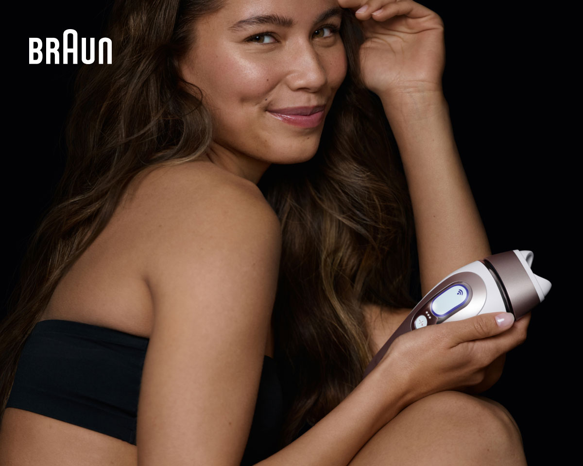 Woman holding Skin i·expert Smart IPL