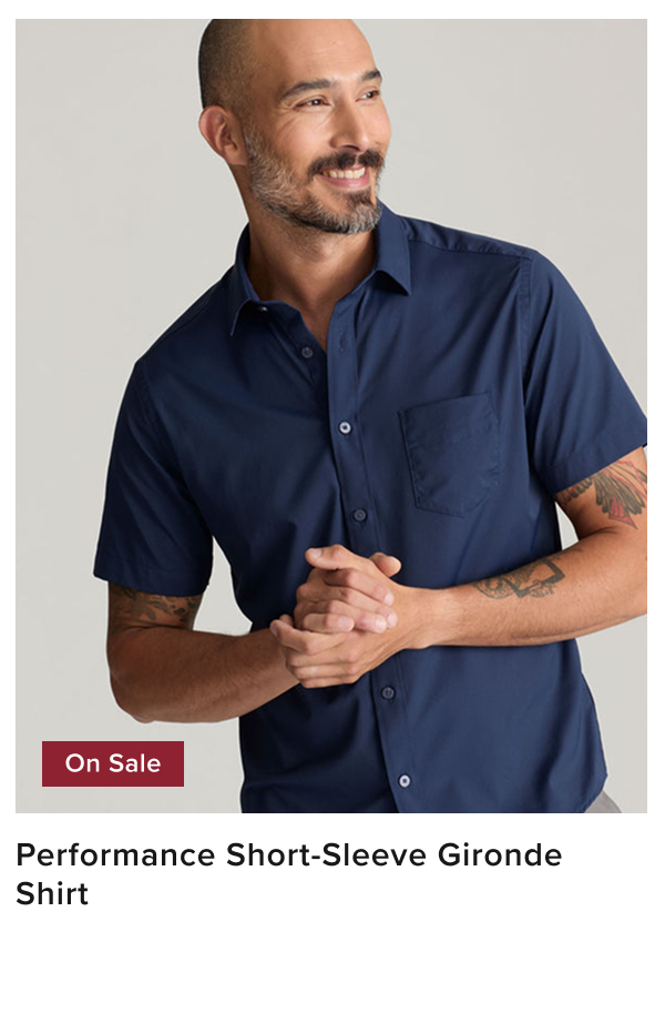 Model is wearing UNTUCKit blue performance short-sleeve gironde shit. Model is wearing UNTUCKit blue performance short-sleeve gironde shit.