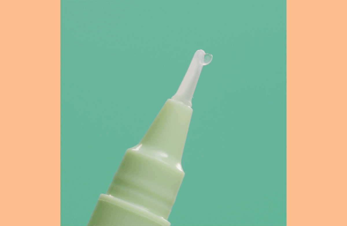 Gif of women using Miracle Clear Soothing Spot Gel Gif of women using Miracle Clear Soothing Spot Gel